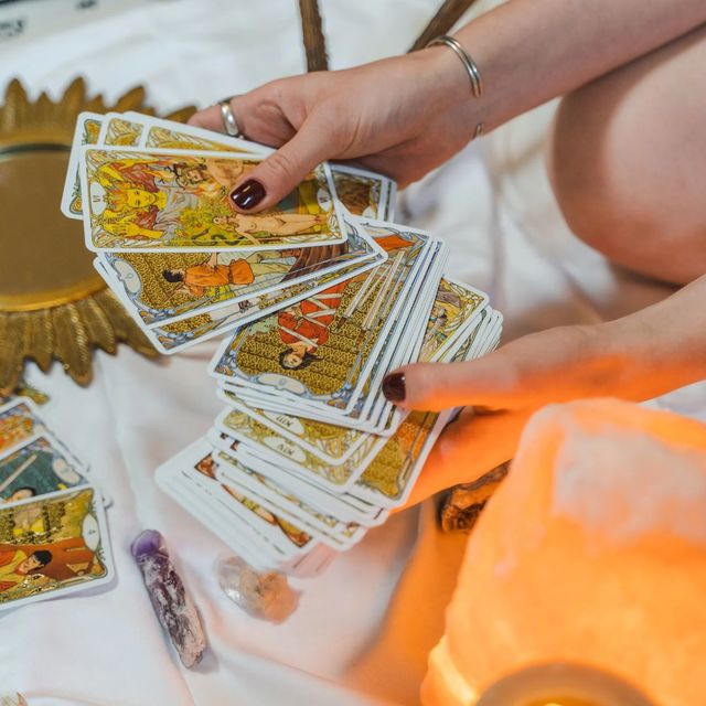 7 maneras fáciles de generar un vínculo con tu mazo de Tarot (Artículo Libre)