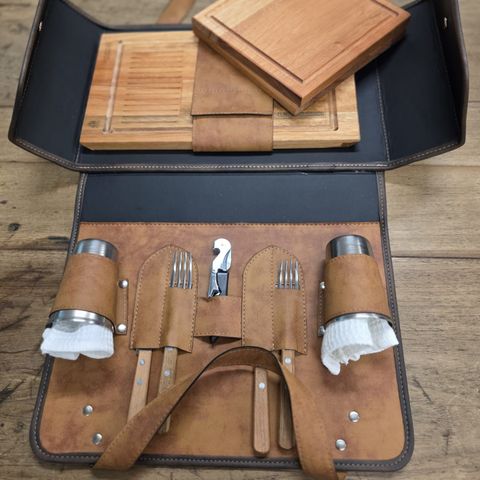 Set de Asado para Dos con Tabla de Corte y Estuche de Cuero