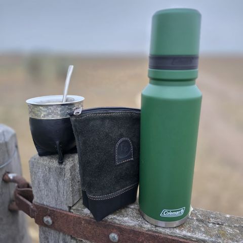 Combo matero: termo Coleman 1 L + mate de zapallo con cuero y alpaca + yerbera Tierra Patagónica en cuero gamuzado