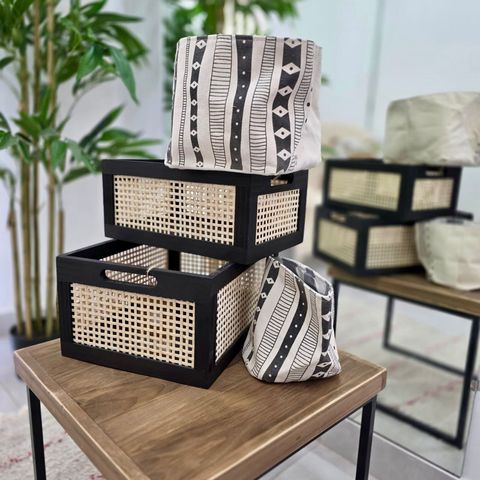 Set de 4 contenedores de madera negra, ratán y tela reversible