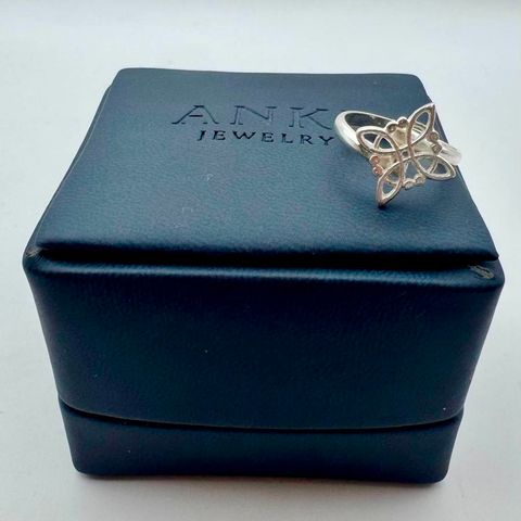 Anillo Nudo de Bruja Infinito