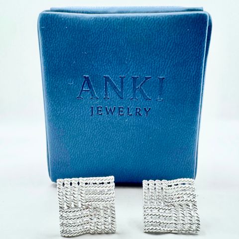 Aretes Cubo Entrelazado Luxe