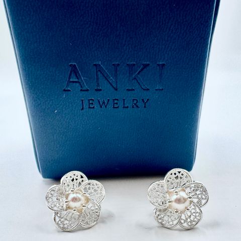 Aretes Flor Nacarada Royale