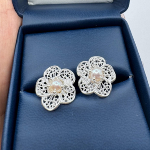 Aretes Flor Nacarada Royale