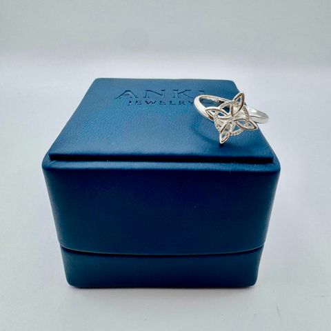 Anillo Nudo de Bruja