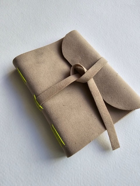 Bitácora mini beige puntada larga fluo