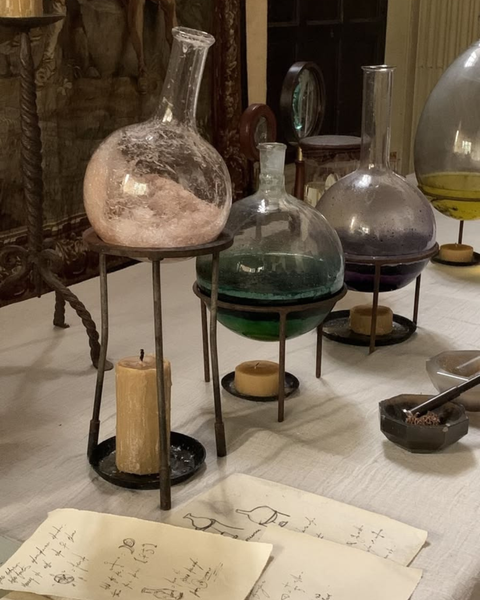 Elaboración de Elementos Alquímicos, dictado por el Maestro Carlos Delamer.