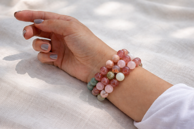 ¿En qué mano se deben llevar las pulseras de piedras naturales?