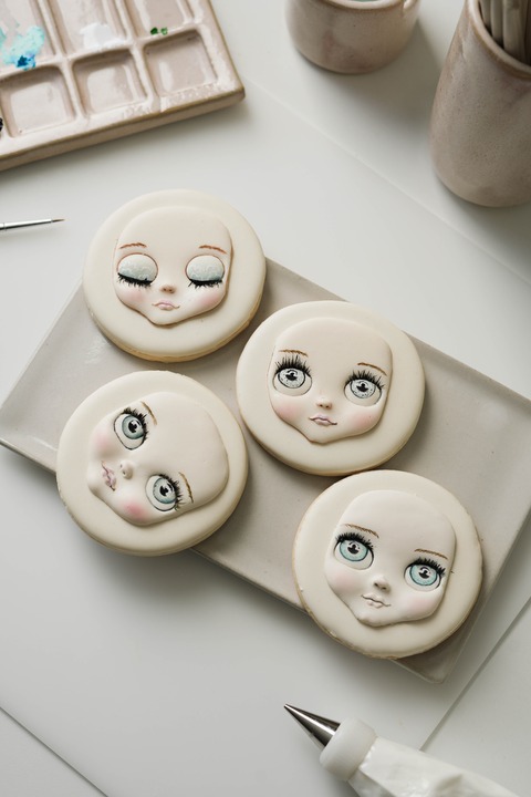 The Faces Class With Edible Eyelashes (English)