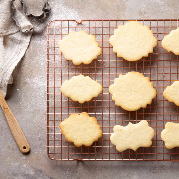 Cookies recién horneadas sobre una rejilla