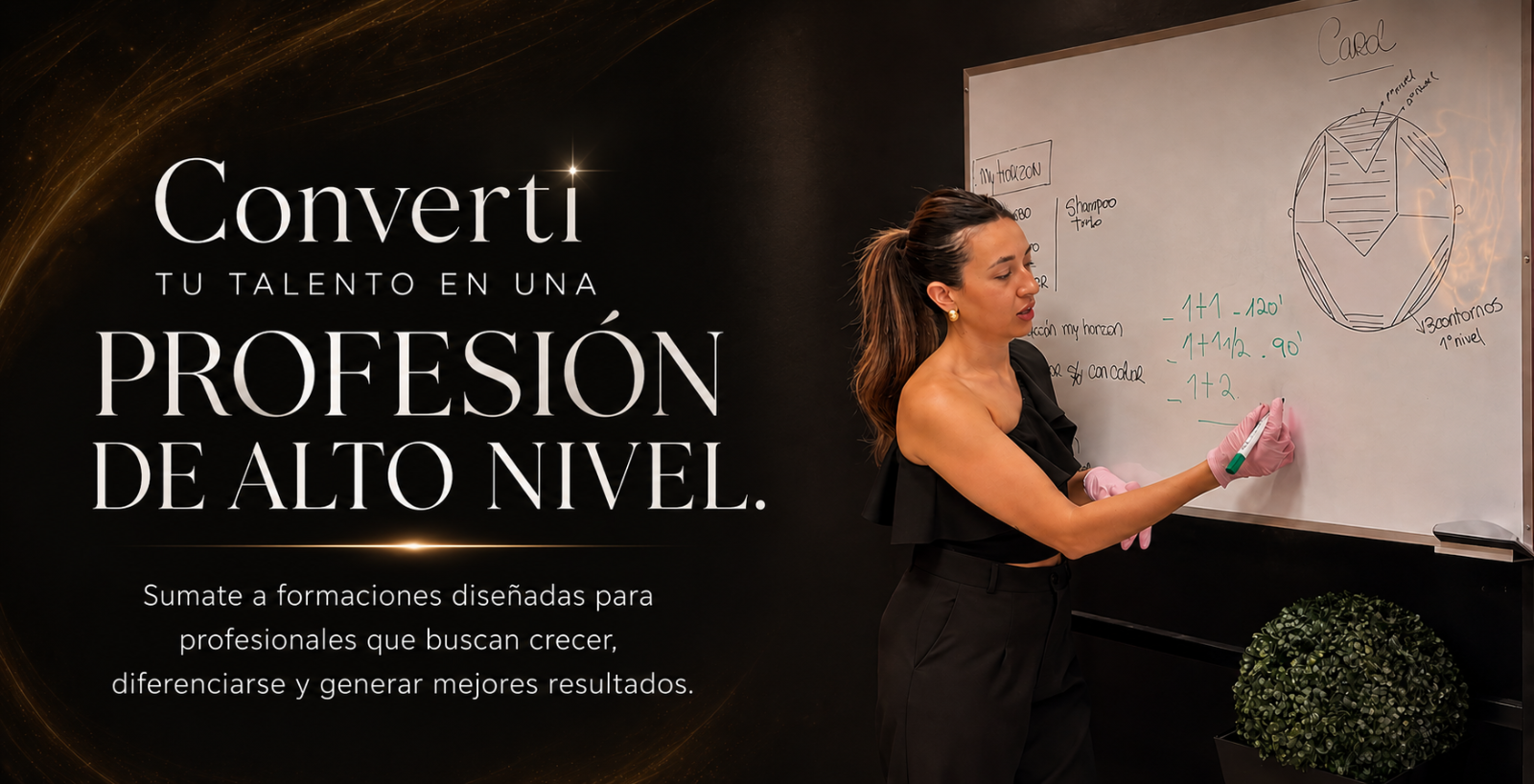 Formación profesional para coloristas con capacitación avanzada en colorimetría, diagnóstico capilar y técnicas de color. Cecilia Kalo enseñando en una clase práctica frente a una pizarra, orientada al perfeccionamiento profesional y crecimiento en la industria de la peluquería.