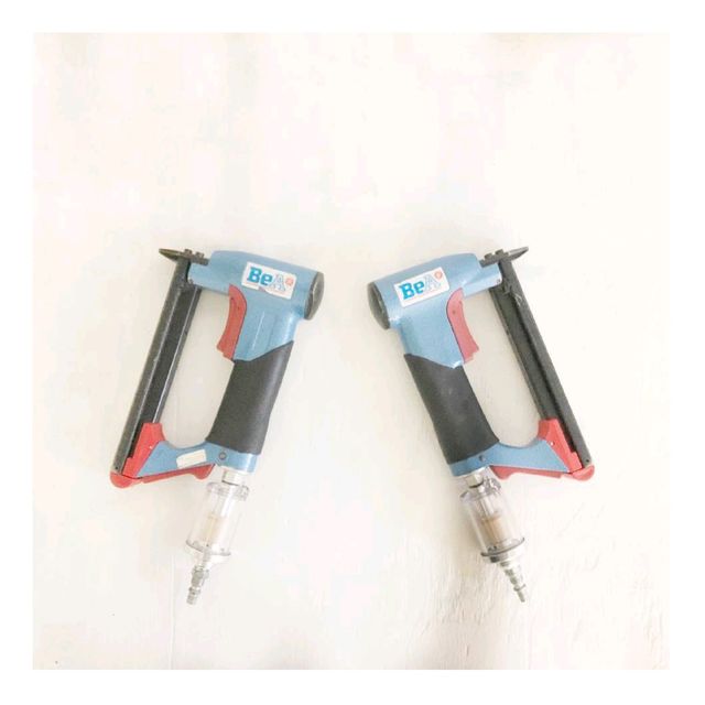 ¿Cómo elegir una engrampadora neumática según el país y modelo?