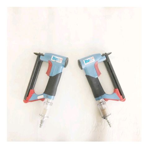 ¿Cómo elegir una engrampadora neumática según el país y modelo?