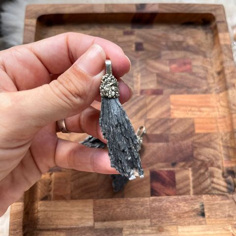 Dije Cianita (escoba de bruja)