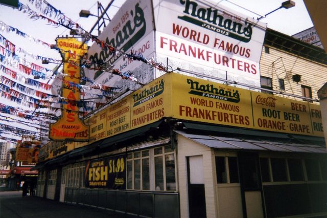 Él elaboraba el mejor Hot dog del mundo, pero nadie iba a su local, hasta que hizo esto y ahora es un icono.