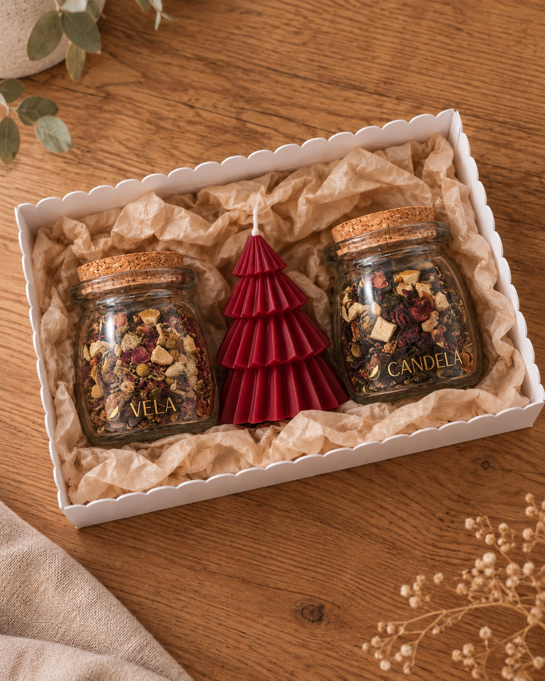 Caja de regalo blanca con un frasco de VELA, un frasco de CANDELA y una vela roja con forma de pino