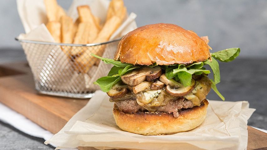 Hamburguesas caseras, panes y aderezos
