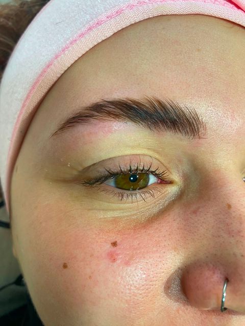 Laminado de cejas con tinte