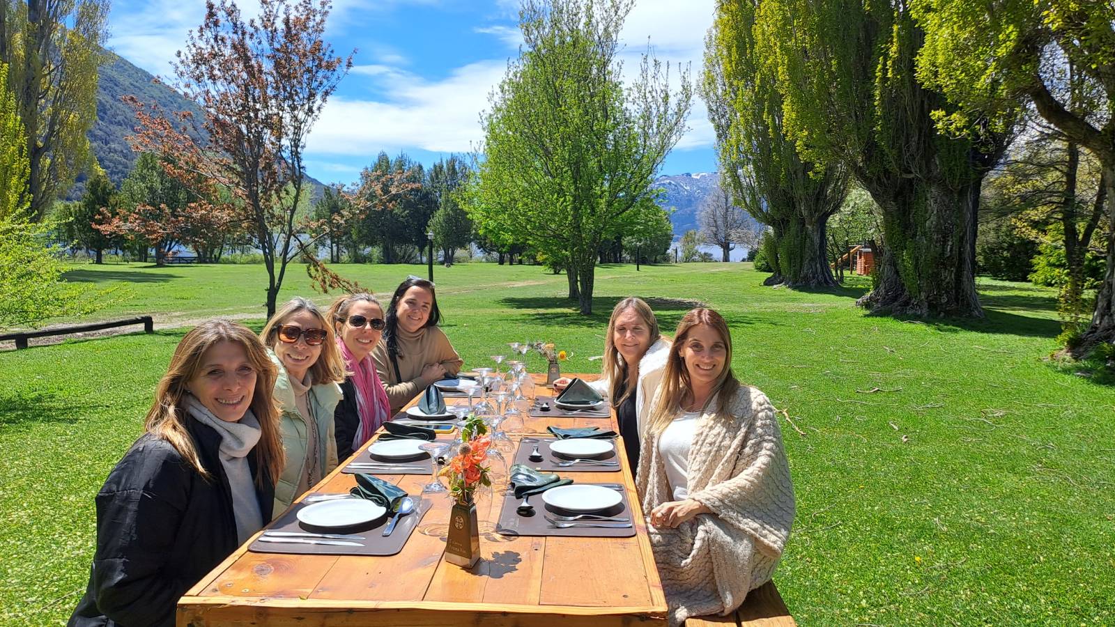 Almuerzo al aire libre con vista al lago