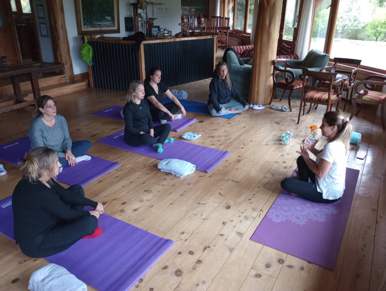 Clase de yoga con relax y meditación