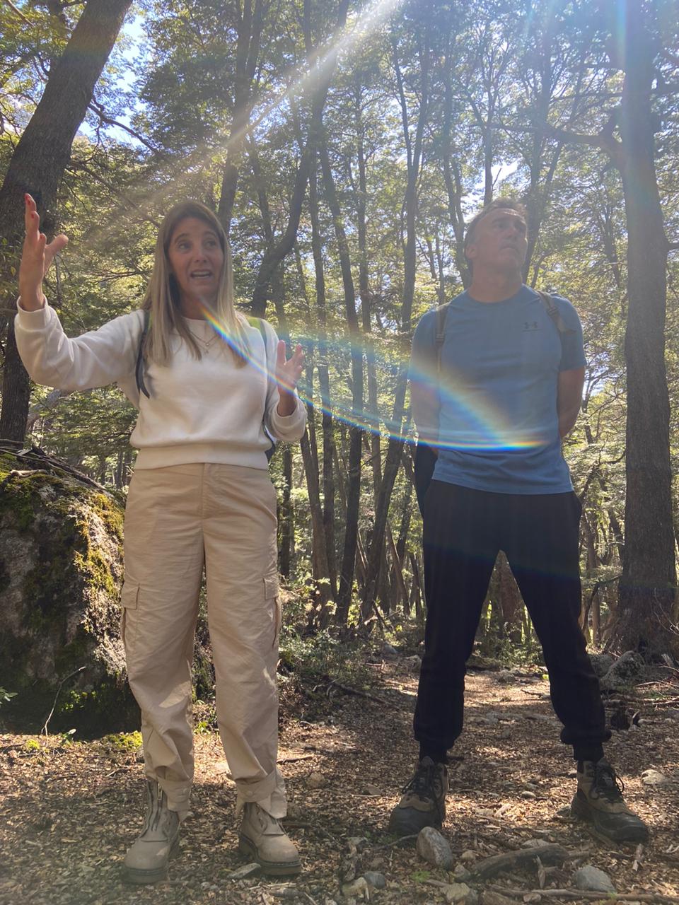Momento captado por Ceci, una de las participantes del retiro, donde se ve como llega la asistencia divina a mis manos y sale en forma de arco iris hasta Guille y vuelve a mi...