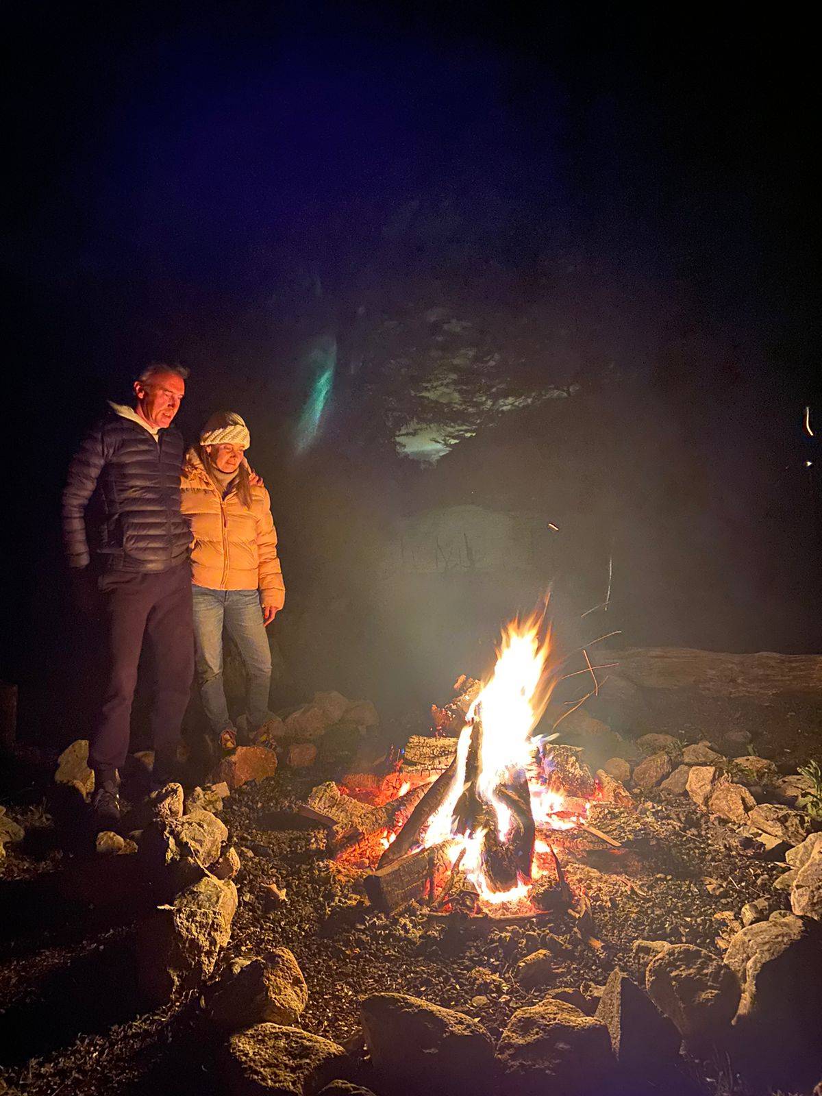 Compartiendo con mi gran compañero de vida este hermoso momento de conexión profunda con el silencio de la noche y la fueza del fuego del fogón junto al lago...