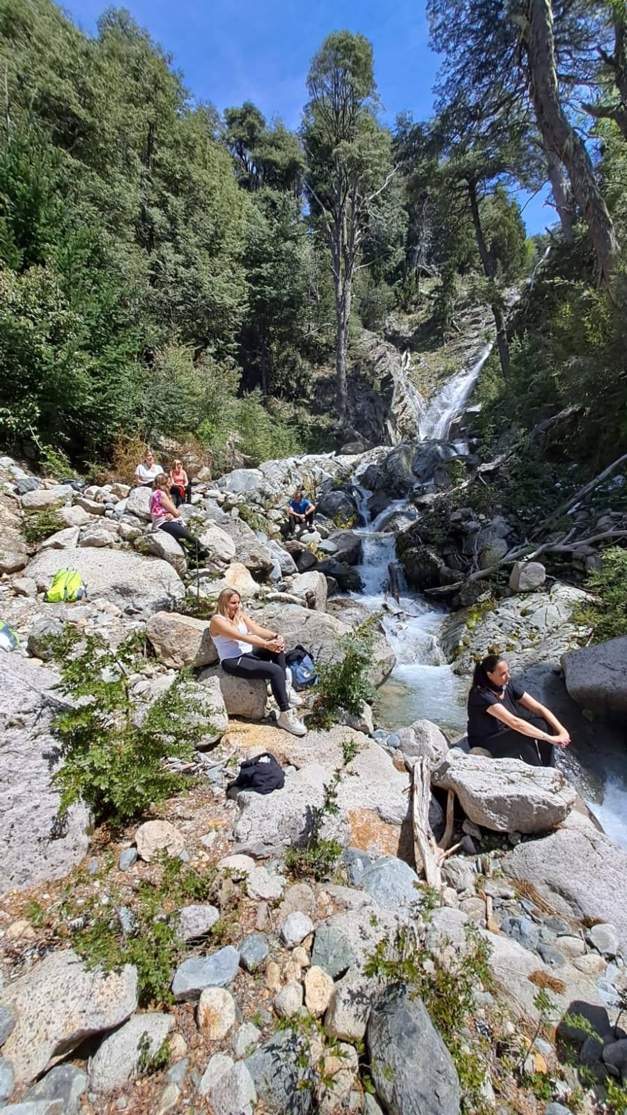 Momento único en la cascada donde logramos desconectar del ruido externo para conectarnos con nuestro interior, meditamos y sanamos. Una experiencia transformadora que renovó nuestra alma!