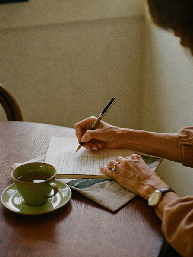 Manos de mujer escribiendo en un diario