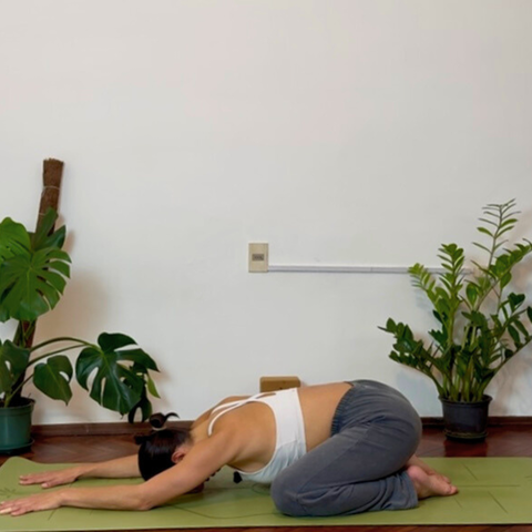 Yoga para el estrés: 5 posturas que ayudan a calmar mente y cuerpo