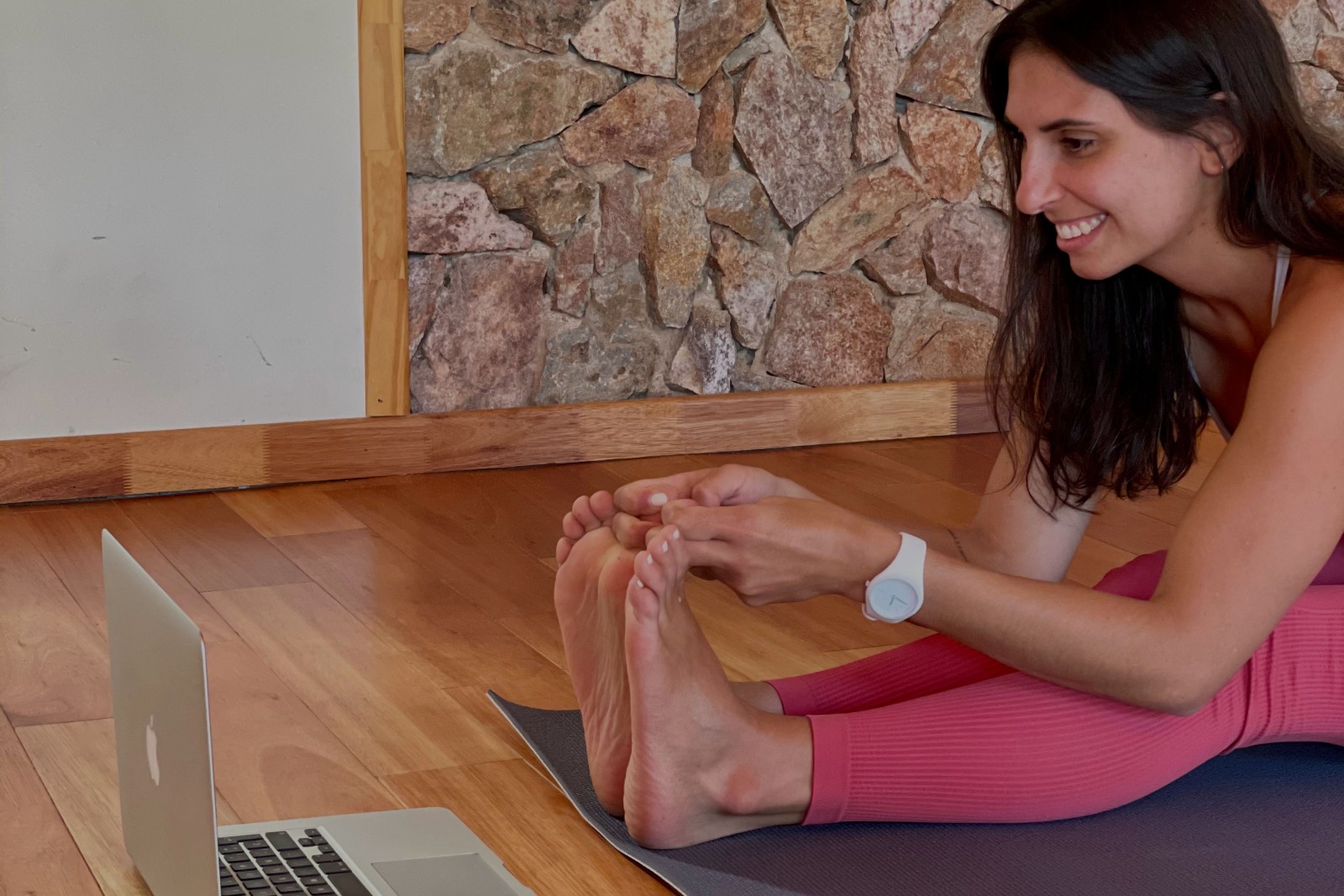 Nati sonriendo durante una clase de yoga online