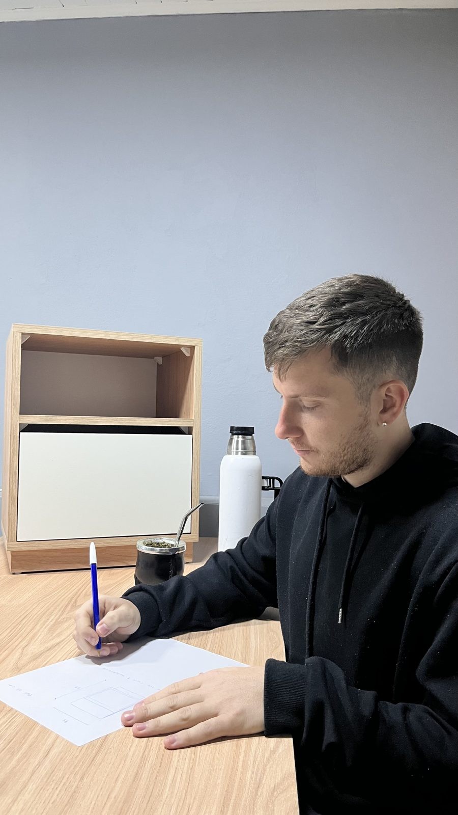 Nicolas dibujando el boceto de un mueble a mano