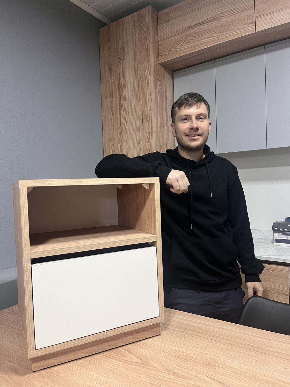Nicolas Soto apoyado en un mueble de melamina terminado
