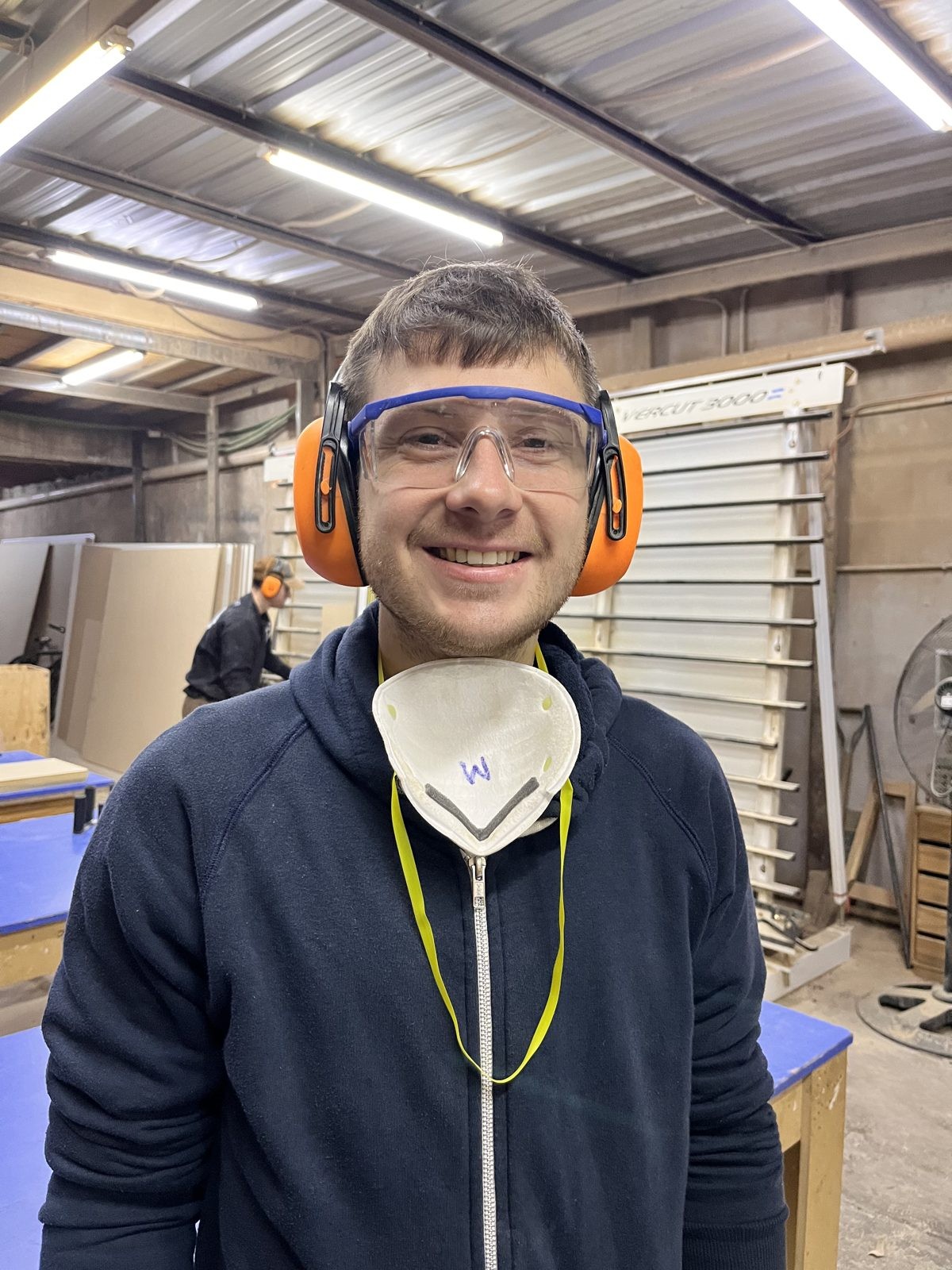 Nicolas Soto con casco, lentes y barbijo en el taller