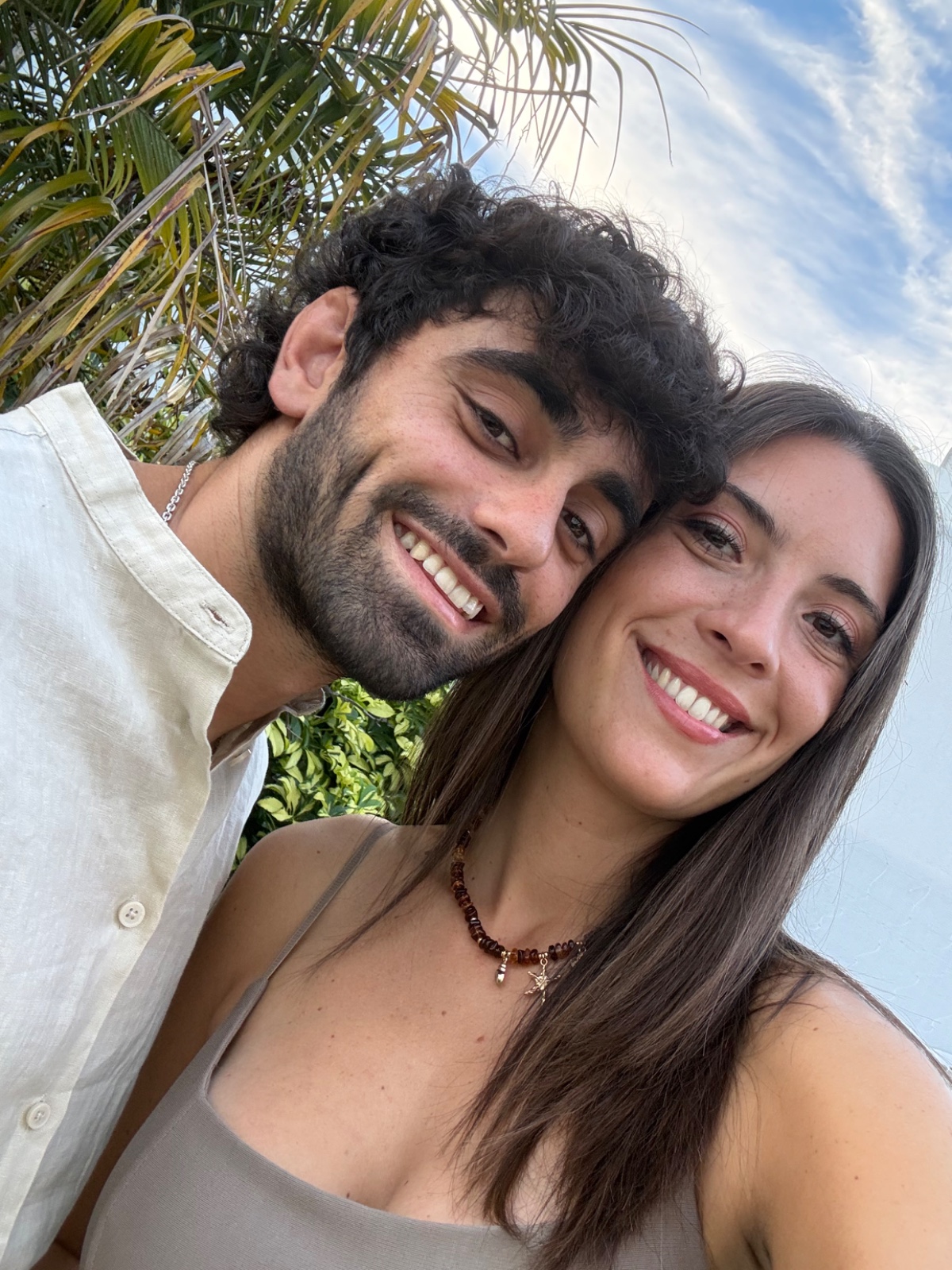 Agus y Juli sonriendo juntos al aire libre
