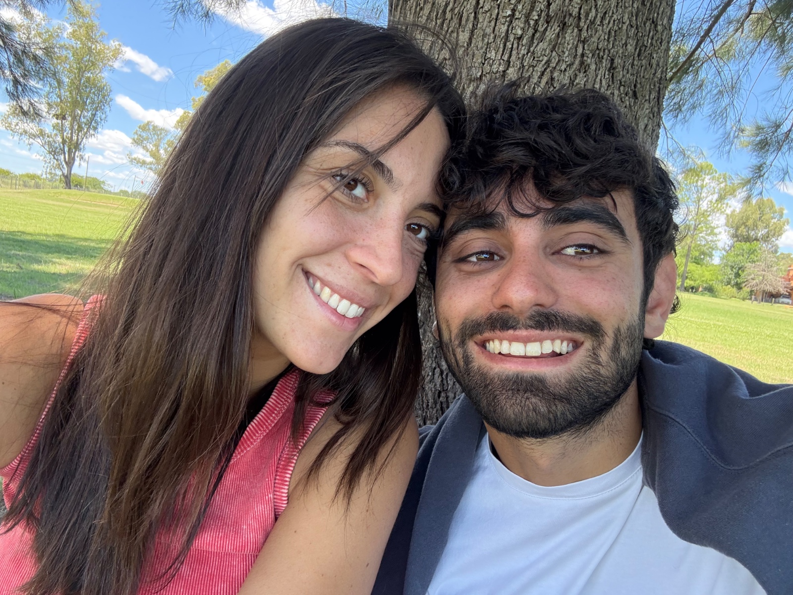 Agus y Juli compartiendo un momento juntos en un parque