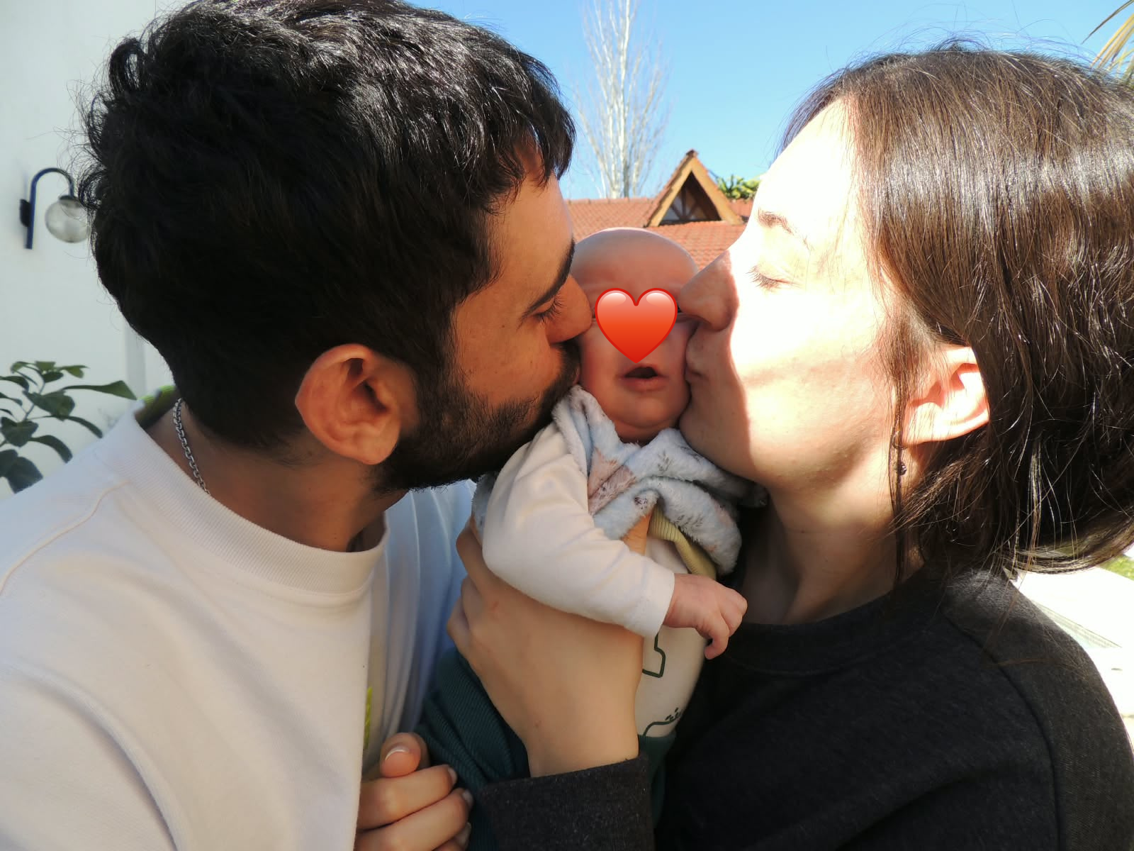 Agus y Juli junto a su bebé