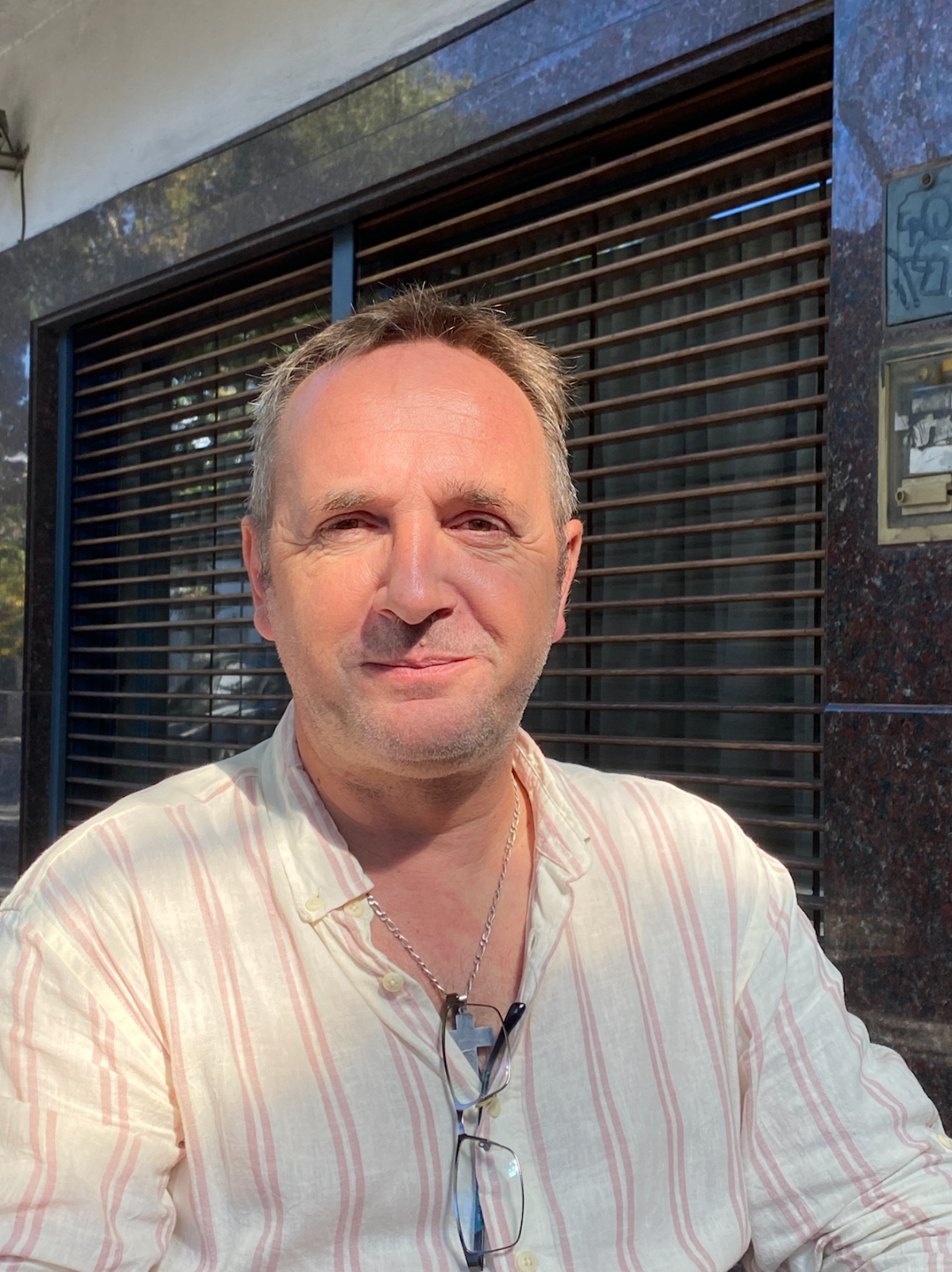 Jean Claude, profesor de francés, sonriendo al sol