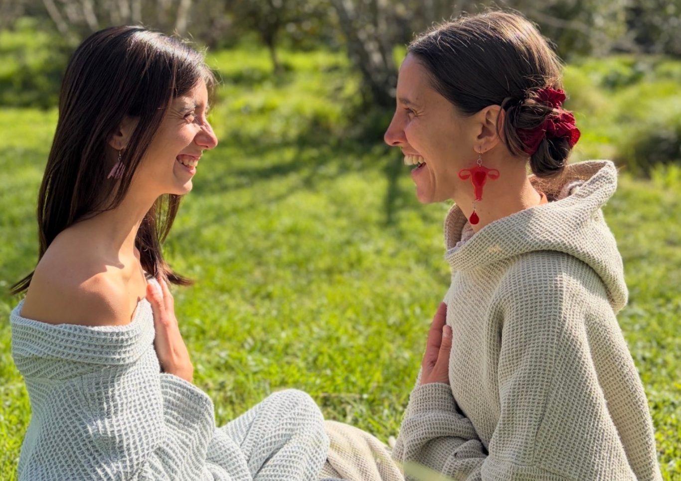 Candela y Paloma riéndose en el pasto