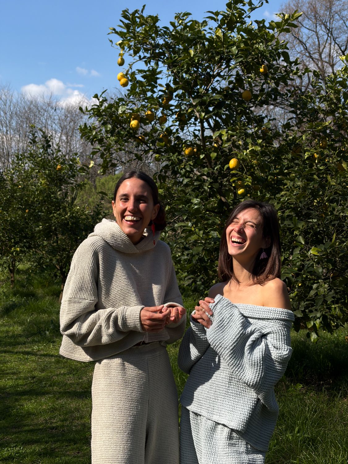 Candela y Paloma entre limoneros