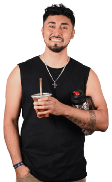 Lucas Pucheta sonriendo, con un mate en la mano