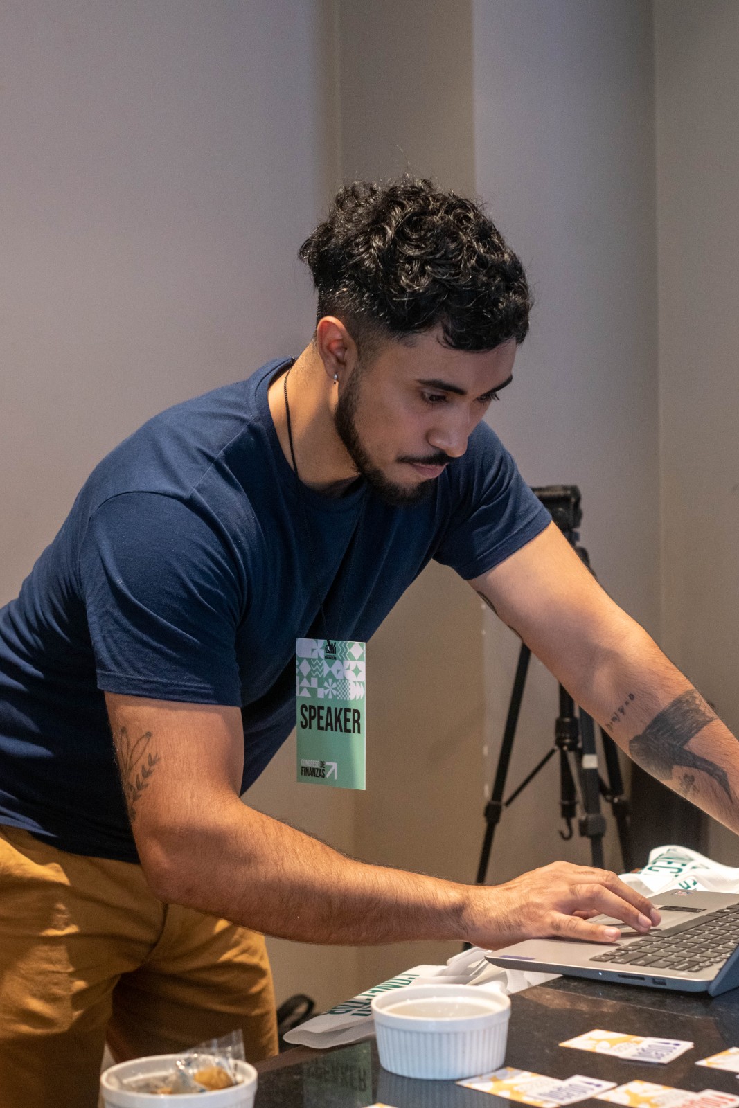 Lucas Pucheta trabajando en su computadora como speaker del Congreso de Finanzas
